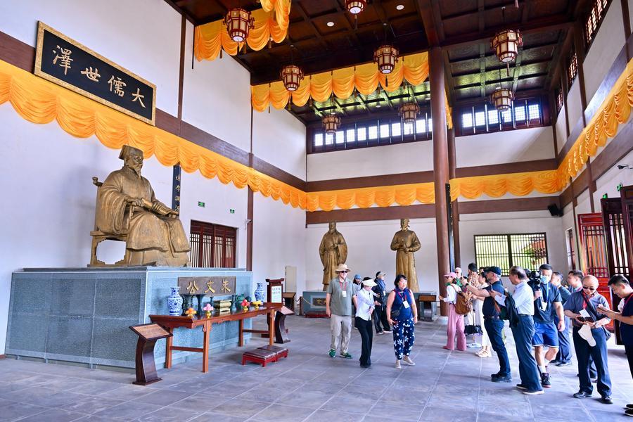 Partecipanti alla Conferenza sulla filosofia di Zhu Xi e sul dialogo tra le civiltà globali visitano l'Accademia di Kaoting, nel distretto Jianyang di Nanping, nella provincia del Fujian, Cina sud-orientale. (19 ottobre 2025 - Xinhua/Jiang Kehong)