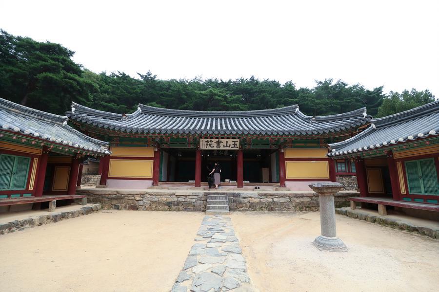 Turista visita l'Accademia Confuciana Oksanseowon a Gyeongju, Repubblica di Corea. (3 agosto 2025 - Xinhua/Yao Qilin)
