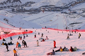 Le principali stazioni sciistiche guadagnano popolarità nell'Altay, Xinjiang
