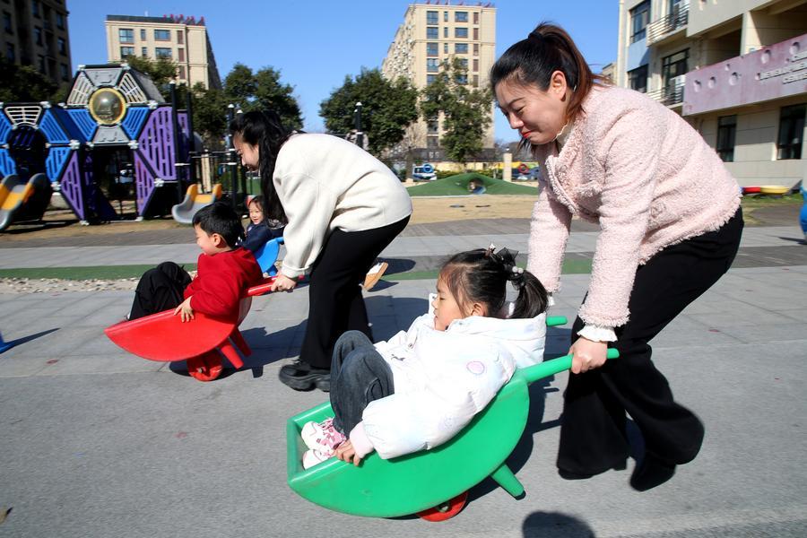 Bambini e le loro madri partecipano a un gioco sportivo in una scuola dell'infanzia a Lianyungang, nella provincia del Jiangsu, Cina orientale. (8 marzo 2026 - Wang Chun/Xinhua)