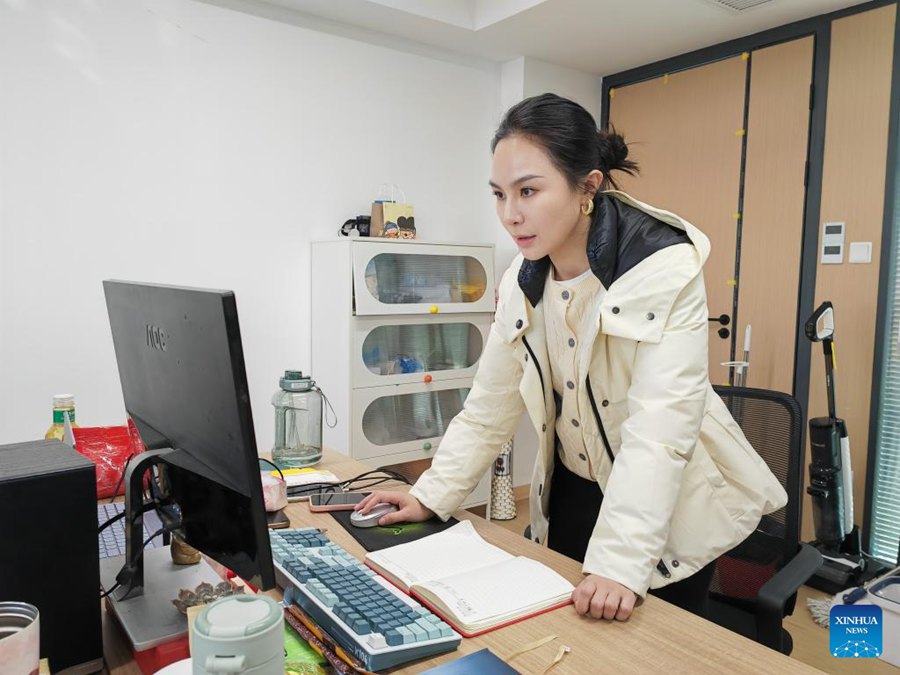 Yang Hanhan lavora a un cortometraggio generato dall'IA nel suo studio a Wuhan, nella provincia dello Hubei, Cina centrale. (12 marzo 2026 - Xinhua/Yue Wenwan)