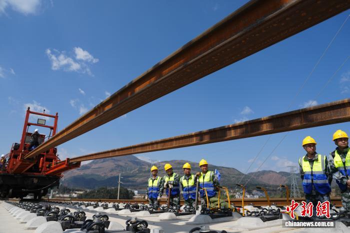 Entra nella fase di posa dei binari il tratto Yunnan della ferrovia ad alta velocità Chongqing-Kunming