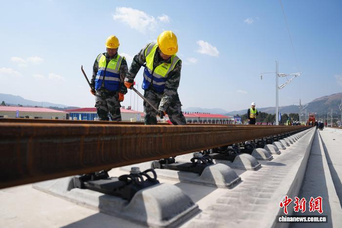 Entra nella fase di posa dei binari il tratto Yunnan della ferrovia ad alta velocità Chongqing-Kunming