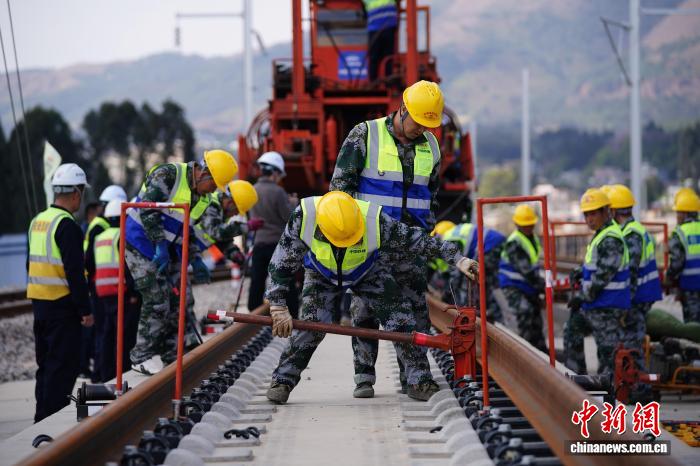 Entra nella fase di posa dei binari il tratto Yunnan della ferrovia ad alta velocità Chongqing-Kunming