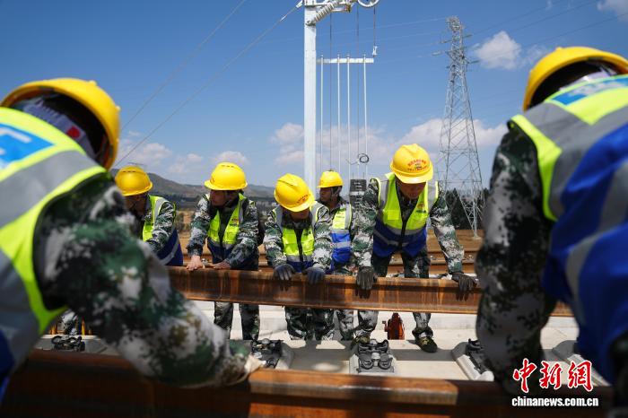 Entra nella fase di posa dei binari il tratto Yunnan della ferrovia ad alta velocità Chongqing-Kunming