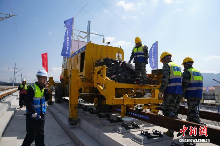 Entra nella fase di posa dei binari il tratto Yunnan della ferrovia ad alta velocità Chongqing-Kunming