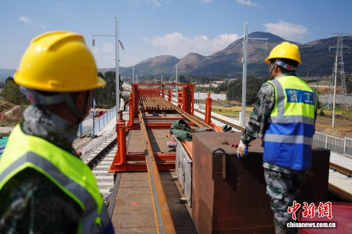 Entra nella fase di posa dei binari il tratto Yunnan della ferrovia ad alta velocità Chongqing-Kunming