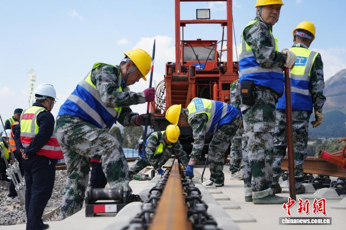 Entra nella fase di posa dei binari il tratto Yunnan della ferrovia ad alta velocità Chongqing-Kunming