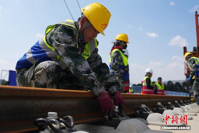 Entra nella fase di posa dei binari il tratto Yunnan della ferrovia ad alta velocità Chongqing-Kunming
