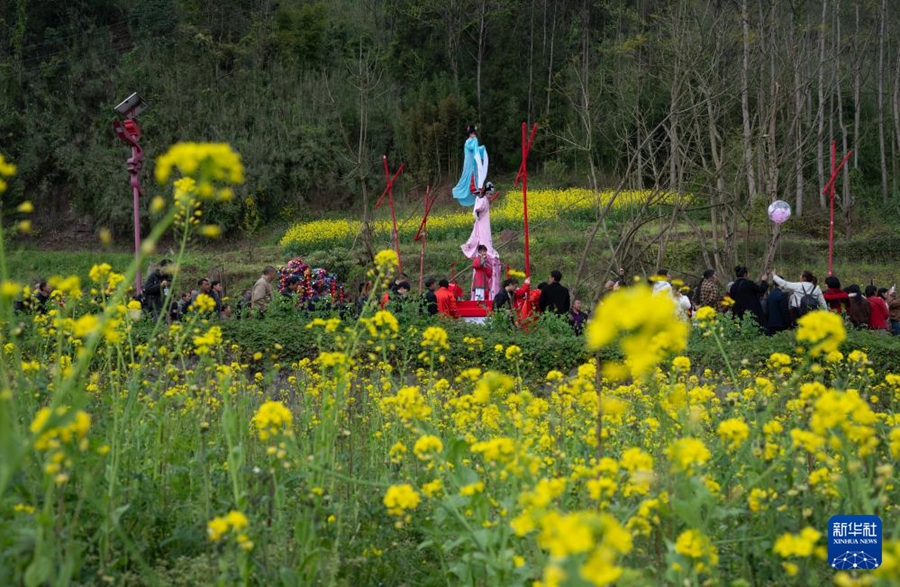 Parata dell'Opera su piattaforme rialzate in Sichuan