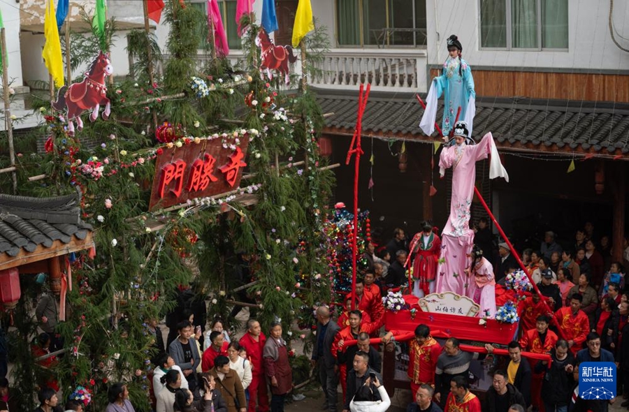 Parata dell'Opera su piattaforme rialzate in Sichuan