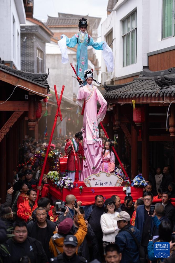 Parata dell'Opera su piattaforme rialzate in Sichuan