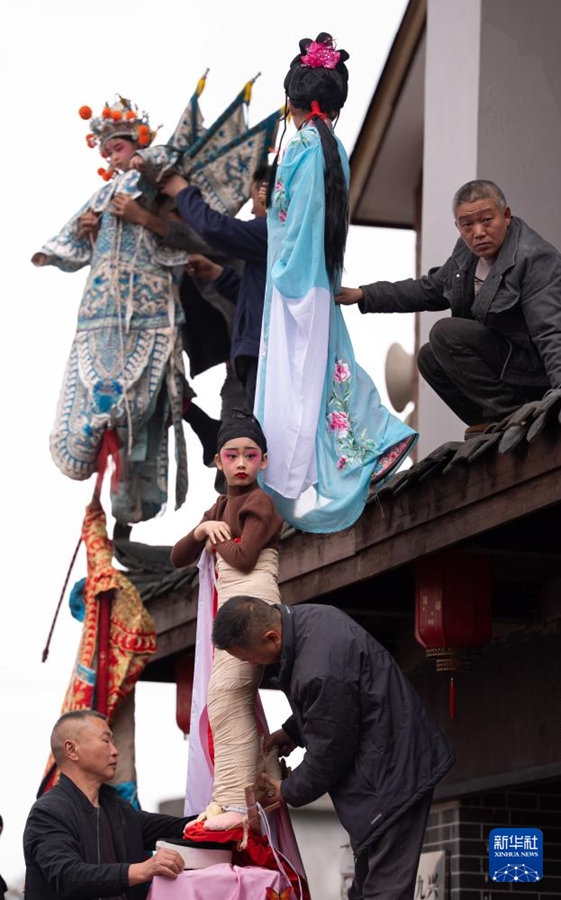 Parata dell'Opera su piattaforme rialzate in Sichuan