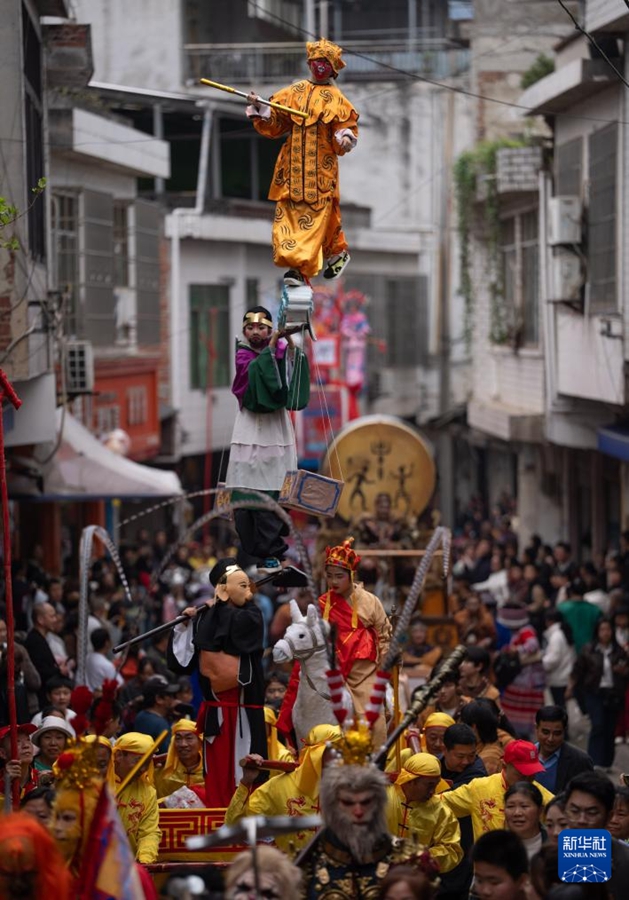 Parata dell'Opera su piattaforme rialzate in Sichuan