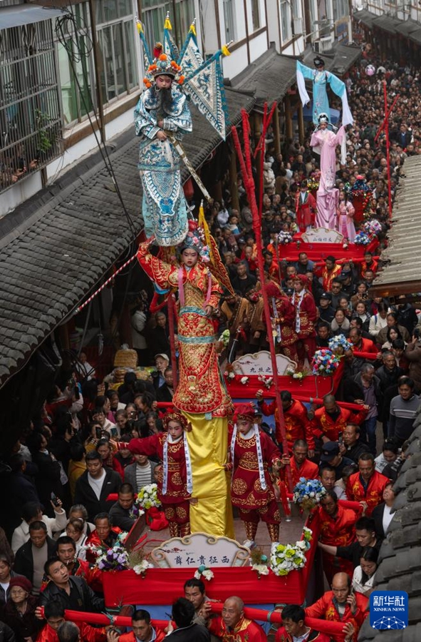 Parata dell'Opera su piattaforme rialzate in Sichuan