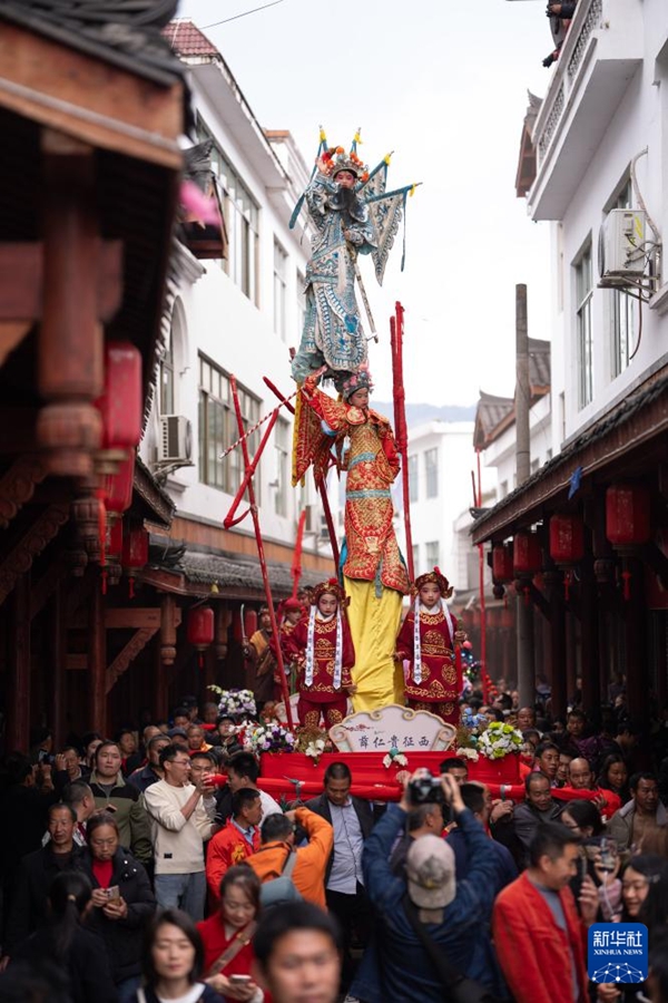 Parata dell'Opera su piattaforme rialzate in Sichuan