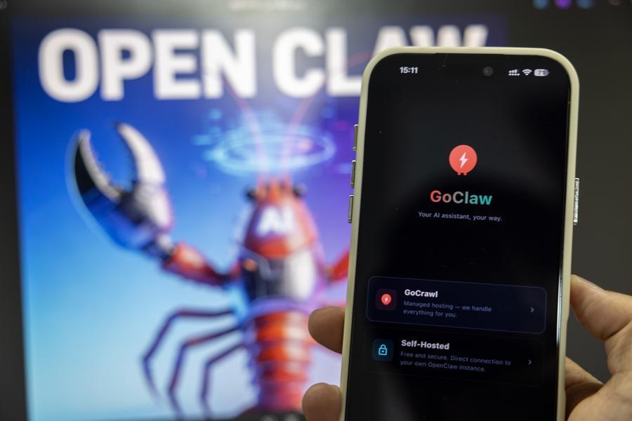 Telefono cellulare su cui è in esecuzione l'agente IA open source OpenClaw, nel distretto Wuxing di Huzhou, nella provincia del Zhejiang, Cina orientale. (11 marzo 2026 - Yi Fan/Xinhua)