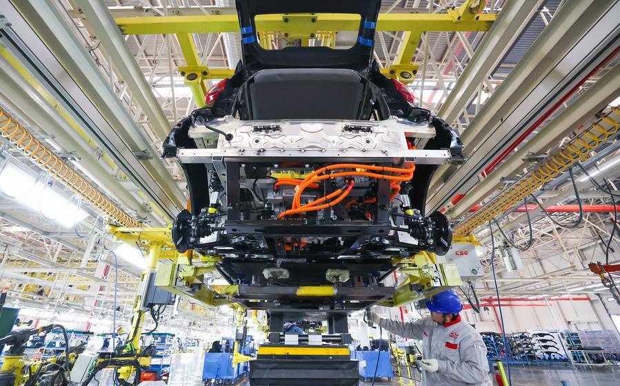 Un operaio assembla un veicolo a nuova energia presso lo stabilimento della casa automobilistica cinese Chery a Shijiazhuang, nella provincia dello Hebei, Cina settentrionale. (8 gennaio 2026 - Xinhua/Liang Zidong)
