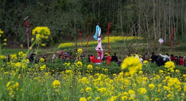 Parata dell'Opera su piattaforme rialzate in Sichuan