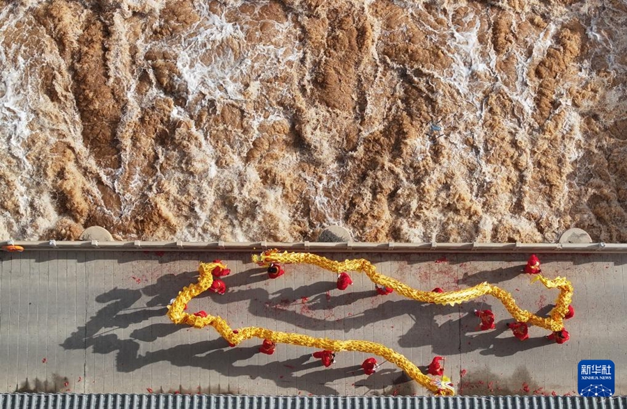 Ningxia, apre la chiusa per deviare l'acqua dal Fiume Giallo per l'irrigazione