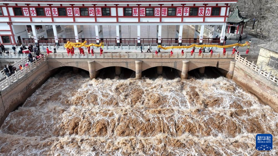 Ningxia, apre la chiusa per deviare l'acqua dal Fiume Giallo per l'irrigazione