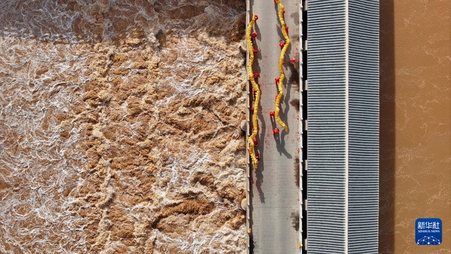 Ningxia, apre la chiusa per deviare l'acqua dal Fiume Giallo per l'irrigazione