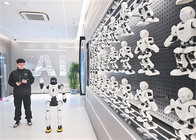 Robot saluta all'interno dell'AI Ecosystem District a Nanjing, provincia del Jiangsu. (Xinhua/Ji Chunpeng)