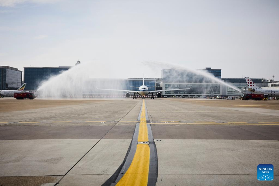 Il volo diretto inaugurale di Air China da Bruxelles a Beijing riceve il saluto d'acqua presso l'Aeroporto di Bruxelles, in Belgio. (24 marzo 2026 - Air China/via Xinhua)