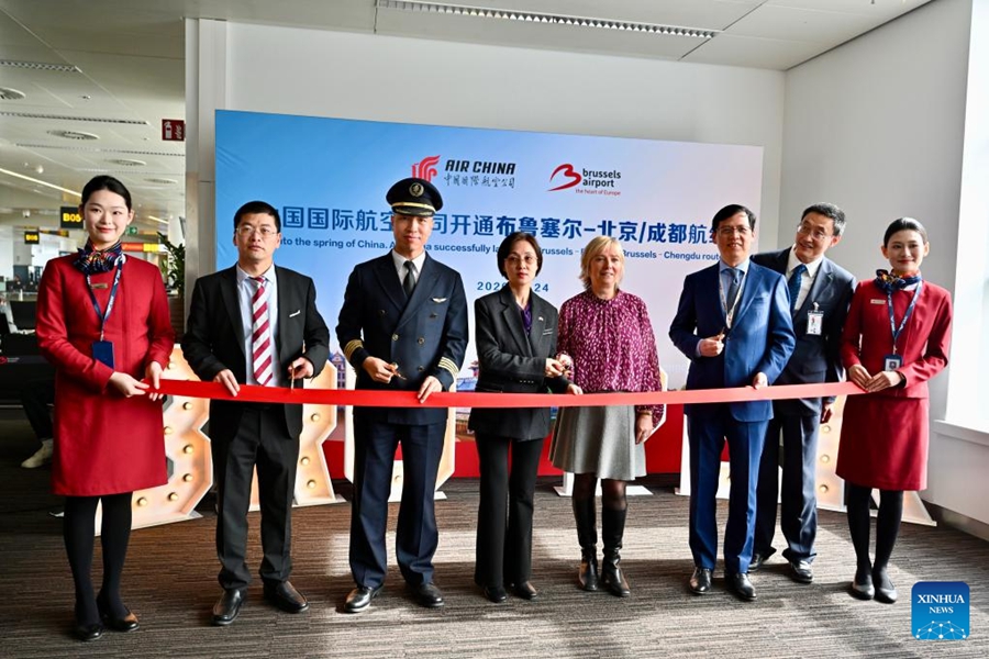 Addetti, passeggeri e ospiti partecipano alla cerimonia inaugurativa del primo volo diretto Air China Bruxelles-Beijing, a Bruxelles, Belgio. (24 marzo 2026 - Xinhua/Lü You)