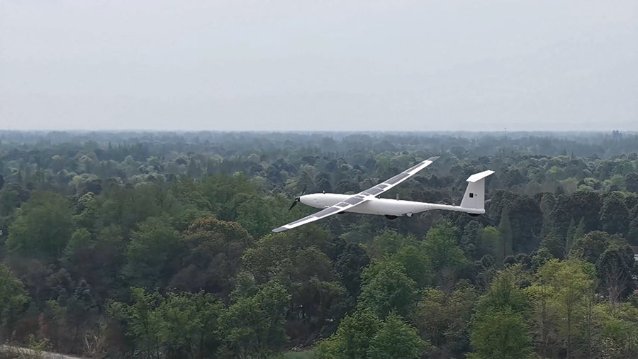 Il drone a energia ibrida idrogeno in volo. (via Xinhua)