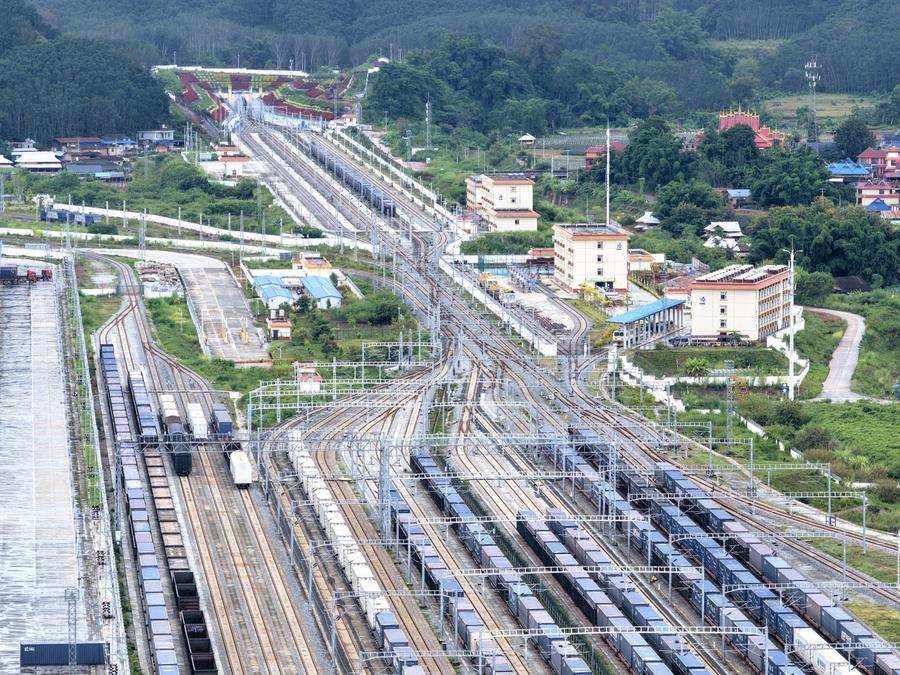 Treni merci in transito presso la stazione ferroviaria di Mohan, sulla Ferrovia Cina-Laos, nella provincia dello Yunnan, sud-ovest della Cina. (21 settembre 2025 - Xinhua/Xing Guangli)