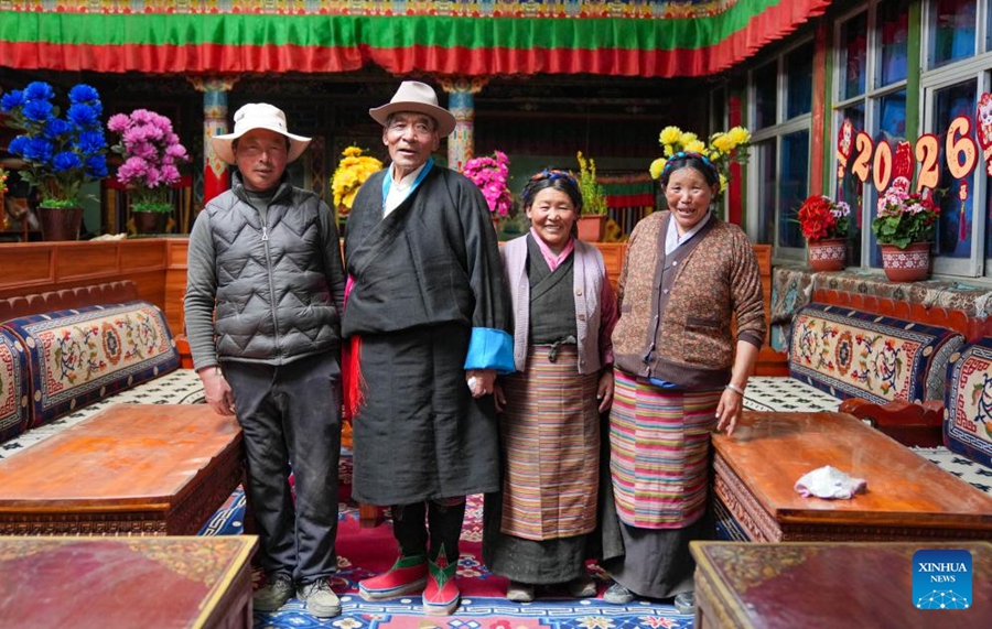 Ex servo assiste allo straordinario sviluppo dello Xizang cinese