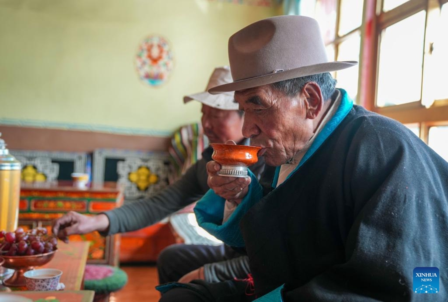 Ex servo assiste allo straordinario sviluppo dello Xizang cinese