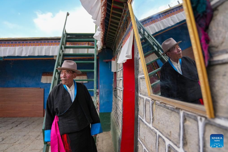 Ex servo assiste allo straordinario sviluppo dello Xizang cinese