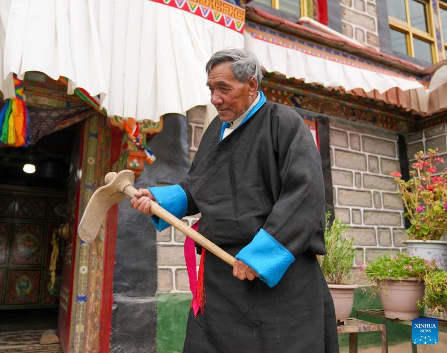 Ex servo assiste allo straordinario sviluppo dello Xizang cinese