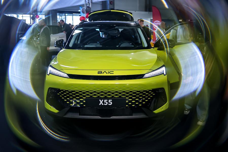 Automobile presso lo stand della casa automobilistica cinese BAIC durante l'International Automobile and Tuning Show a Budapest, in Ungheria. (13 marzo 2026 - David Balog/Xinhua)