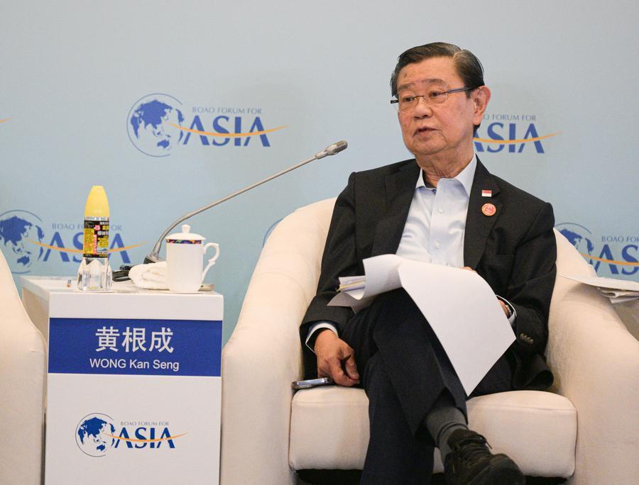 Wong Kan Seng, ex vice Primo Ministro di Singapore, interviene a una tavola rotonda sul tema "Rivitalizzare l'APEC: affrontare insieme le sfide e condividere le opportunità", nel corso della Conferenza Annuale del Boao Forum for Asia (BFA) 2025 a Boao, nella provincia di Hainan, Cina meridionale. (26 marzo 2025 - Xinhua/Pu Xiaoxu)
