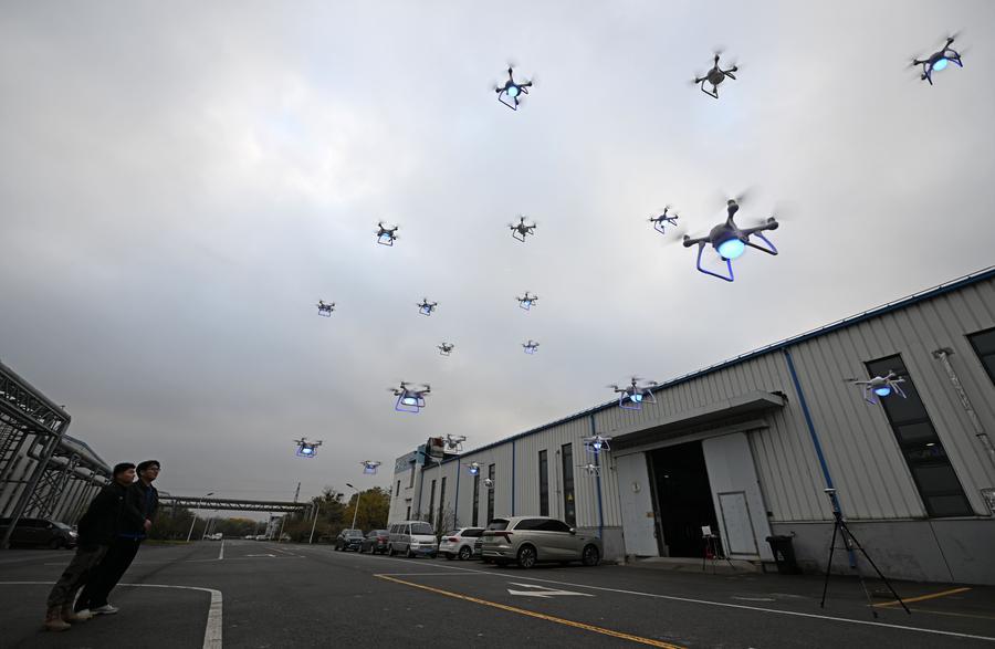 Membri dello staff della EFY Intelligent Control (Tianjin) Technology Co., Ltd. testano una flotta di droni nella Binhai New Area di Tianjin, nel nord della Cina. (14 novembre 2024 - Xinhua/Zhao Zishuo)