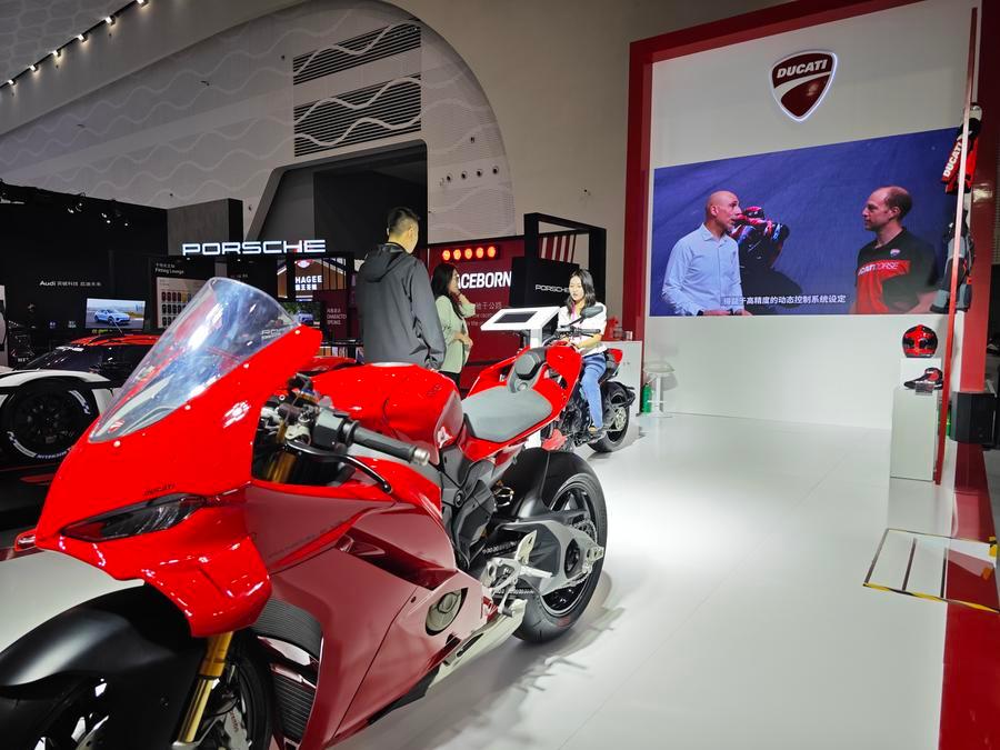 Visitatori osservano motociclette Ducati alla 5ª China International Consumer Products Expo (CICPE) a Haikou, capoluogo della provincia di Hainan, nel sud della Cina. (14 aprile 2025 - Xinhua/Zhou Huimin)
