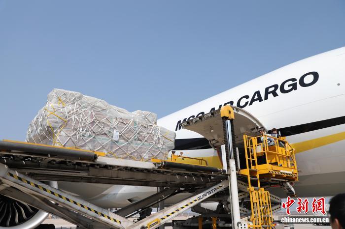 Un aereo cargo proveniente dall'Italia scarica merci all'Aeroporto Internazionale Huahu di Ezhou, nella provincia dello Hubei. (1 aprile 2026 - Wang Xingyu)