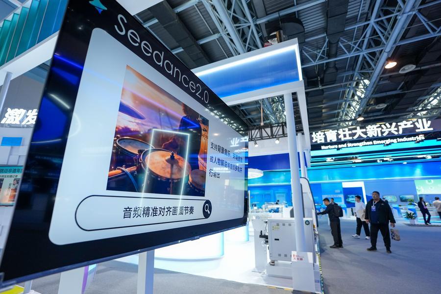Il modello di generazione video di grandi dimensioni Seedance 2.0 in mostra presso il Zhongguancun Exhibition Center a Beijing, capitale della Cina. (25 marzo 2026 - Xinhua/Ju Huanzong)
