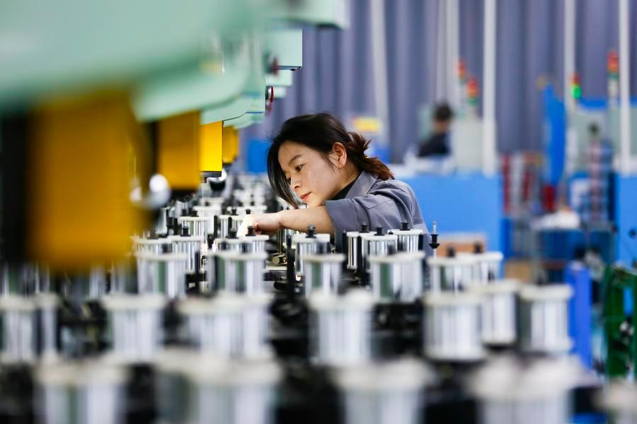 Un'operaia lavora su una linea di produzione di cablaggi presso un'azienda di tecnologia elettronica nella contea di Suixian, nella provincia dello Henan, Cina centrale. (27 gennaio 2026 - Xu Zeyuan/Xinhua)