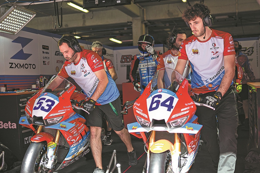 Due motociclette prodotte dal costruttore cinese ZXMOTO pronte a scendere in pista nella categoria World Supersport della tappa portoghese del Campionato Mondiale Superbike a Portimão, in Portogallo. (Foto fornita a China Daily)