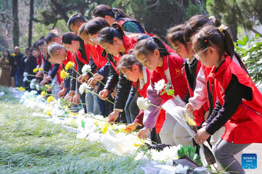 Persone in tutta la Cina rendono omaggio ai martiri in vista della Festa di Qingming