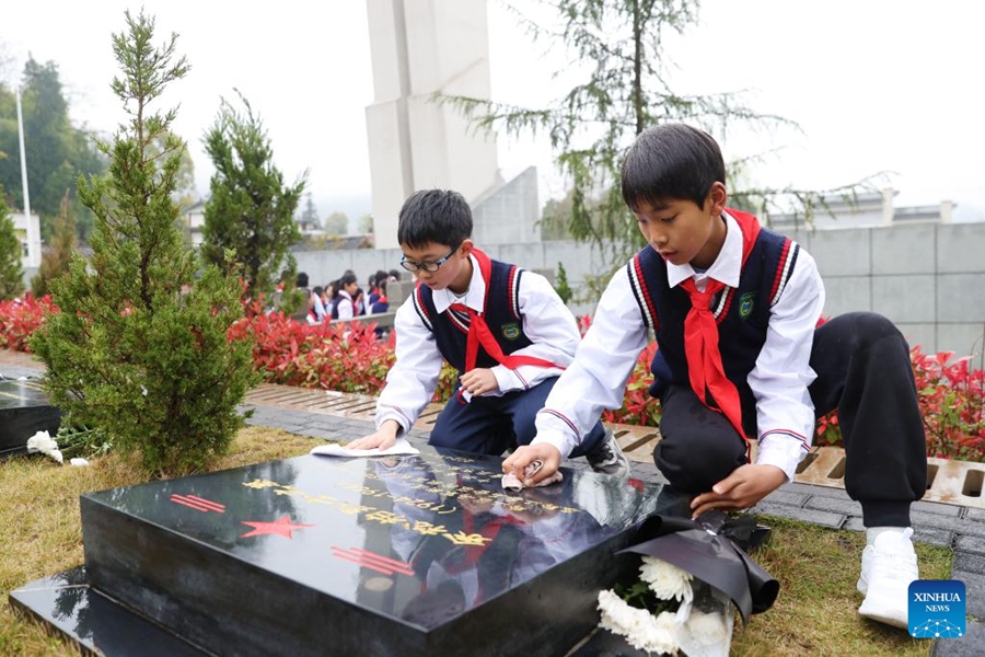 Persone in tutta la Cina rendono omaggio ai martiri in vista della Festa di Qingming