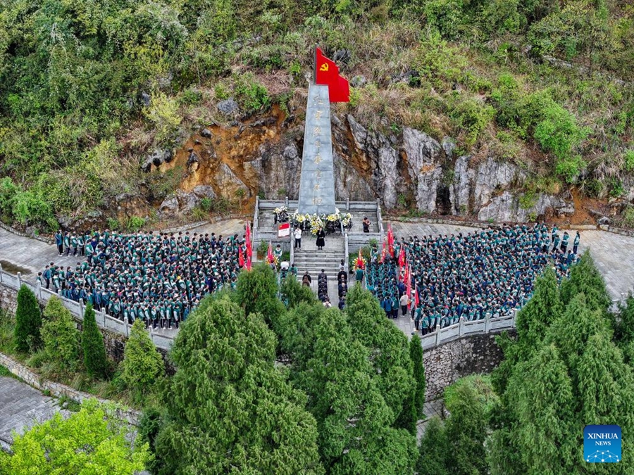 Persone in tutta la Cina rendono omaggio ai martiri in vista della Festa di Qingming