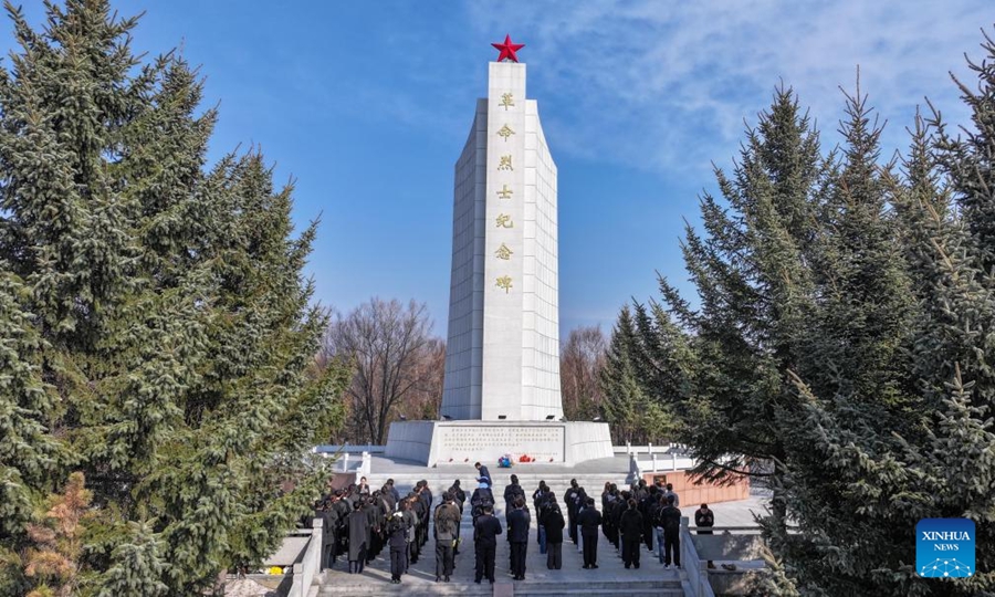 Persone in tutta la Cina rendono omaggio ai martiri in vista della Festa di Qingming