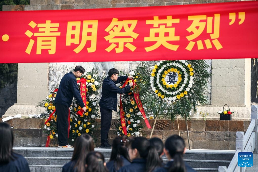 Persone in tutta la Cina rendono omaggio ai martiri in vista della Festa di Qingming