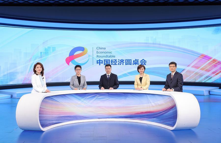 Ospiti partecipano alla 29a edizione del "China Economic Roundtable", un talk show multimediale condotto dall'Agenzia di stampa Xinhua. (Xinhua/Yin Gang)