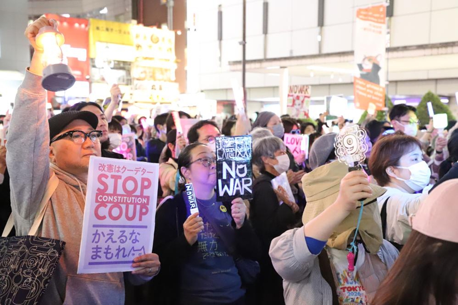 Persone partecipano a una protesta fuori dalla stazione di Ikebukuro a Tokyo, in Giappone. (5 aprile 2026 - Xinhua/Li Ziyue)